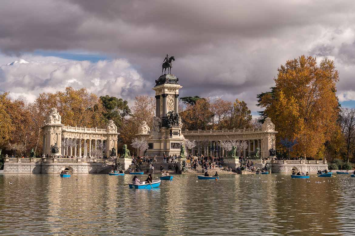 This image shows the artificial lake with the imposing monument of King Alfonso XII in El Retiro Park.