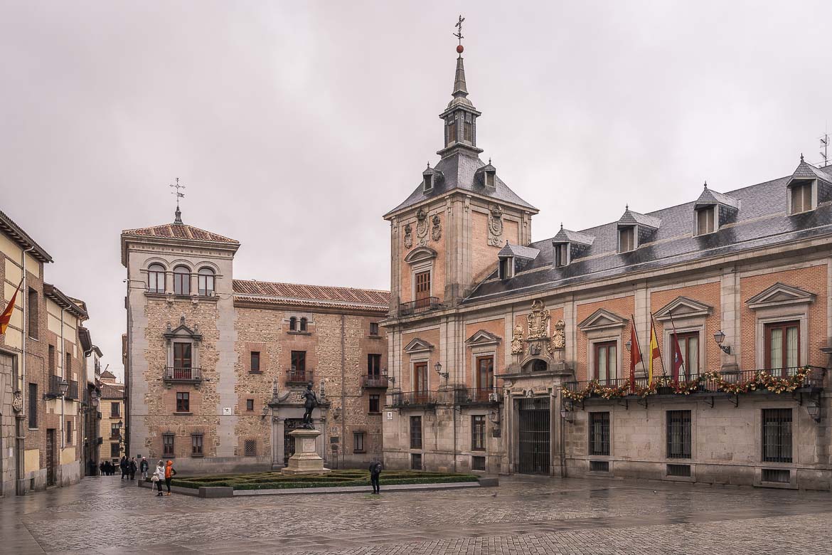 This image shows Plaza de la Villa on a rainy day.