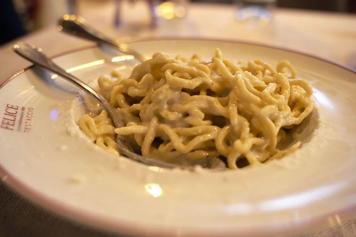 A close up of a Cacio e Pepe dish, probably the best vegetarian food in Rome.
