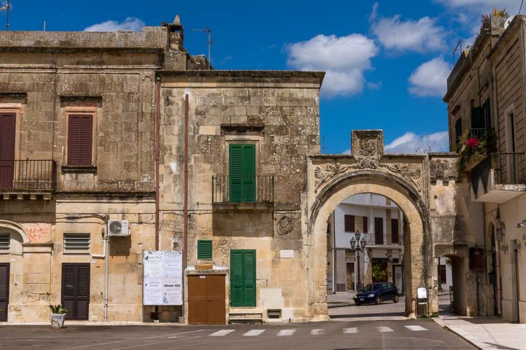 This photo shows an old building facade with green shutters in Corigliano d' Otranto. It is a typical Italian image. This is why we have chosen this photo to be the featured image of our post: Our Grecia Salentina trip: Making friends in Italy's South