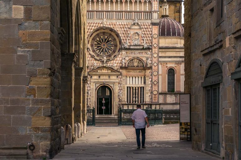 This image shows a man walking towards Cappella Colleoni. We love this photo because other than this man there is no one else to be seen on the square so there is a very special feel about it. This is why we chose this photo as the featured image of our article: One day in Bergamo Italy.