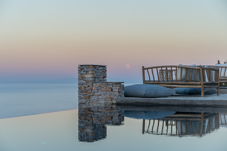 This image shows the sunset view from the outdoor area of Verina Hotel in Sifnos.