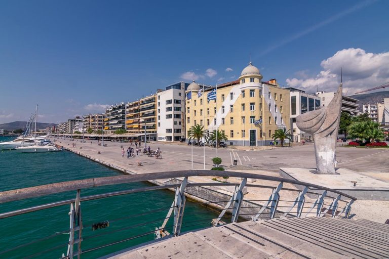 This image shows the most recognisable part of Volos, Greece: the seaside promenade. In the foreground, we can see the Kordoni bridge. In the background, beyond the sea, we can see the iconic Papastratos building. We believe that this is a very characteristic shot of the city. This is why we chose to use it as the featured image for our article: What to do in Volos Greece in 3 days: Itinerary & Guide.